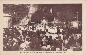 France Lourdes La Grotte avant le depart de la Procession