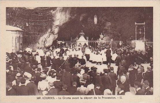 France Lourdes La Grotte avant le depart de la Procession