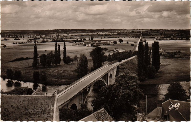 CPA La Roche Posay - Route de Preuilly et le Pont (111778)