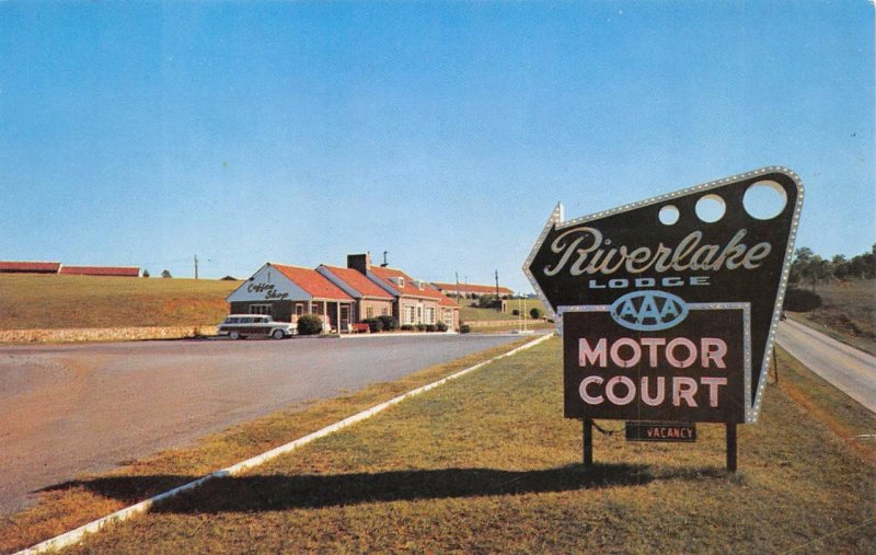 RIVERLAKE LODGE Roadside Motor Court KNOXVILLE TN Tennessee Postcard ca 1950s