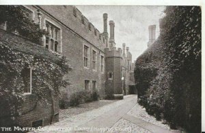 Middlesex Postcard - Master Carpenter's Court - Hampton Court Palace  Ref TZ1873