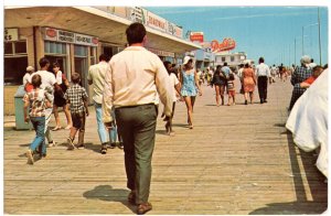 US    PC2998 STROLLING THE BOARDWALK AT REHOBATH, DEL