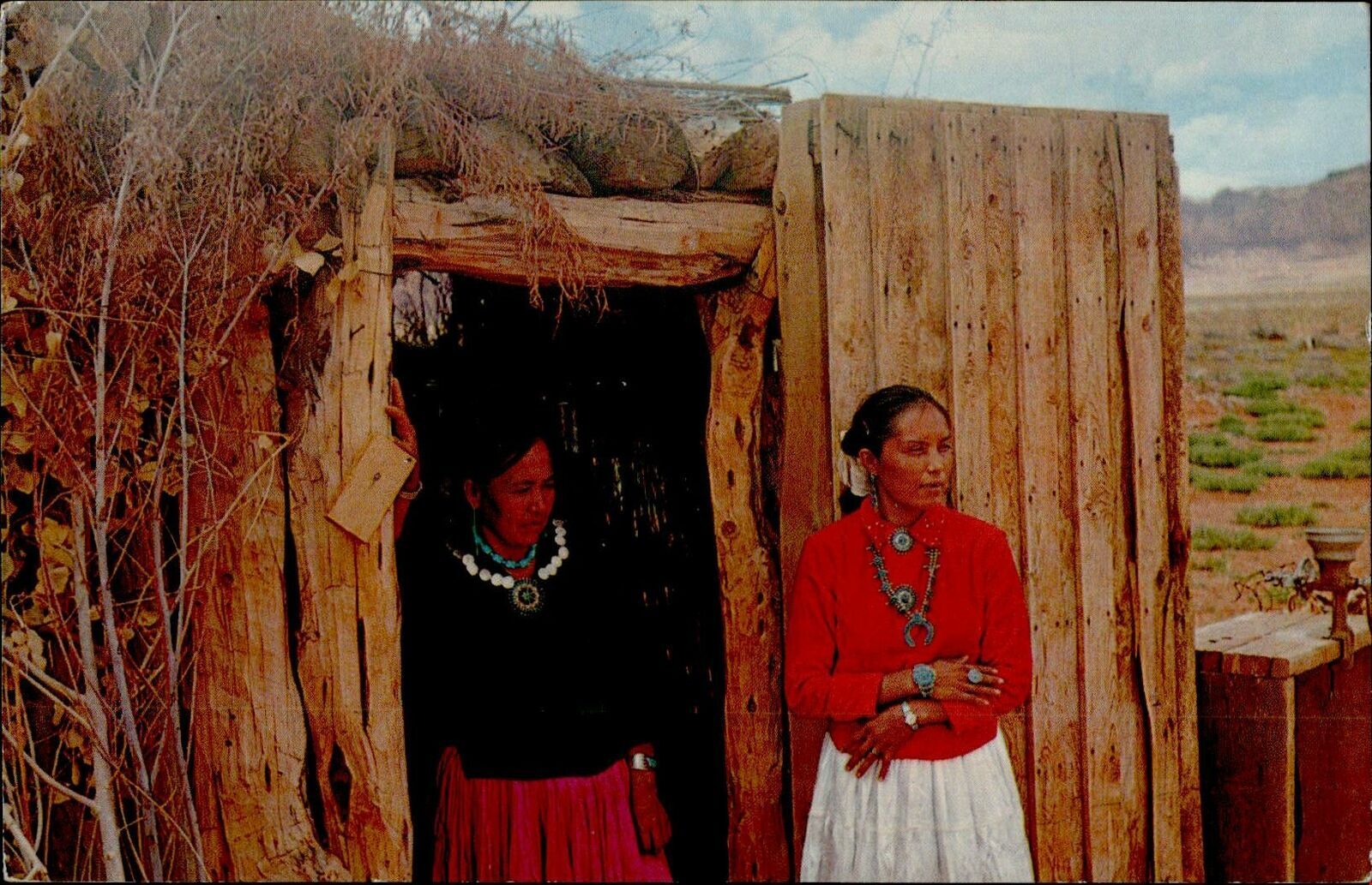 P4222 monument valley navajo woman types folklore costume arizona usa