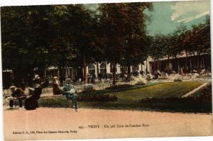 CPA VICHY Un joli Coin de l'ancien Parc (266941)