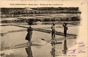 CPA Pays Guerandais - Marais salnat - Paludiers de BATZ recueillant (587815)