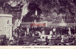 FRANCE. 57. LOURDES. - Pelerins devant la grotte