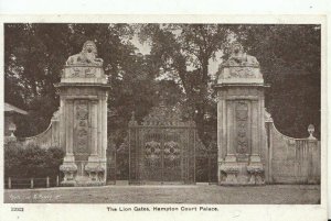 Middlesex Postcard - The Lion Gates - Hampton Court Palace - Ref 12111A