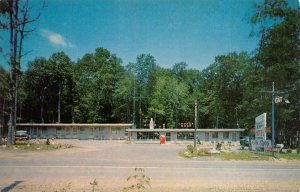 Oil City Pennsylvania Green Oaks Motel, Gas Pumps Shown, Vintage Postcard U13718