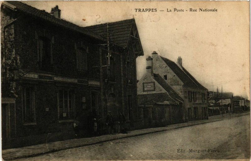 CPA TRAPPES - La Poste - Rue Nationale (246431)