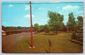 Roadside~Cedar Lake Indiana~Crest View Motel Entrance & Parking~Vintage Postcard
