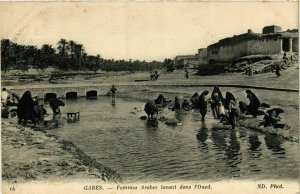 CPA AK ND 14 GABES - Femmes arabes lavant dans l'Oued TUNISIE (799034)