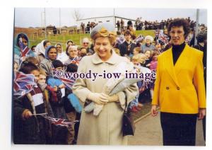 pq0096 - Queen Elizabeth at St Mary's C of E School , Wakefield 1992 - postcard