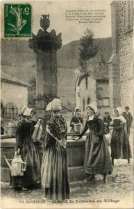 CPA En Auvergne - A la Fontaine du village (72854)