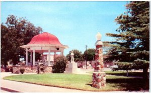 NEW BRAUNFELS, Texas TX ~ Main Plaza CIVIL WAR MONUMENT Comal County  Postcard