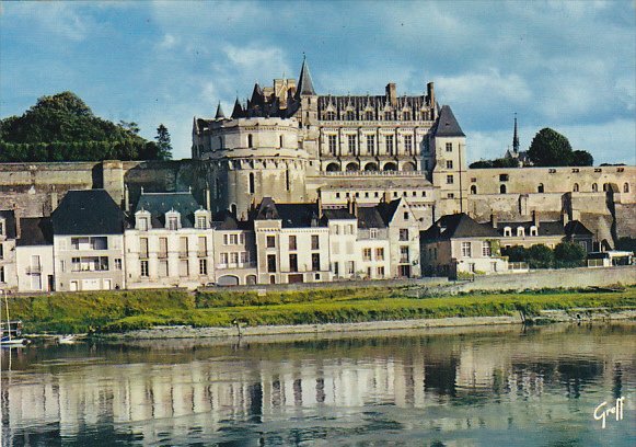 France Amboise Le Chateau se refletant dans la Loire