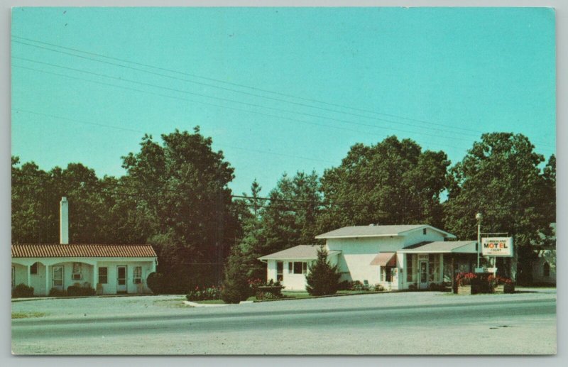 Crossville Tennessee~Cumberland Motel Building~Vintage Postcard