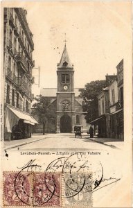 CPA Levallois Perret Eglise et la rue Voltaire (1315271)