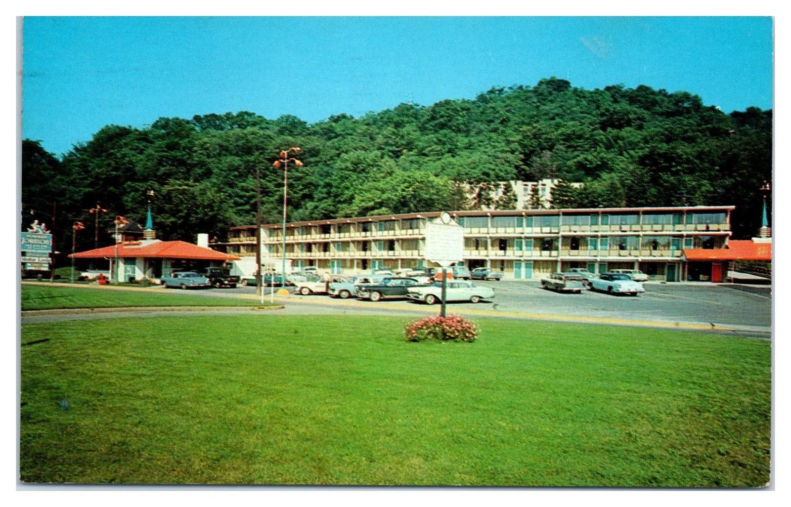 1963 Howard Johnson Motor Lodge and Restaurant, Wheeling, WV Postcard