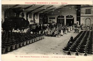 CPA Les Caves Pommery a REIMS Le tirage ou mise en bouteilles (347130)