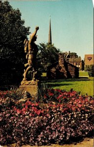 Warren Ohio Public Square City Park Vintage Postcard OH Statue Flowers 