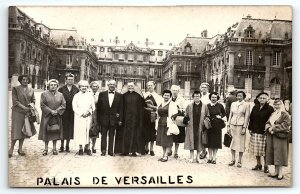 c1920 PALAIS DE VERSAILLES FRENCH TOURISTS WELL DRESSED RPPC POSTCARD P2313