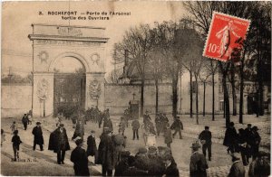 CPA ROCHEFORT - Porte de l'Arsenal Sortie des Ouvriers (976097)