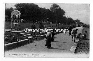 h1396 - Isle of Wight - Cowes - The Parade by the Water Fountain - Postcard LL2