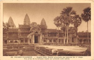 us7472 ruines d angkor entree principale des galeries du 1 er etage cambodia