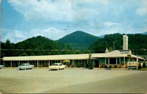 Tennessee Gatlinburg The Bearland Court 1958