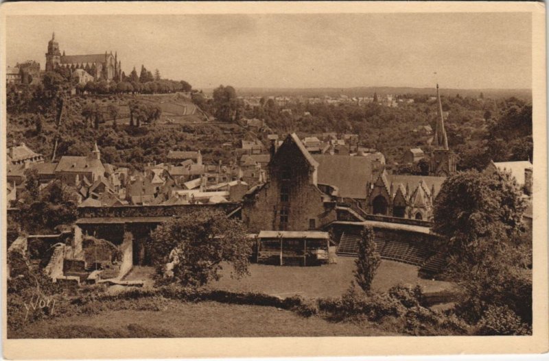 CPA Fougeres Cour interieure du chateau (1237759)