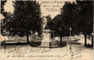 CPA MONTEREAU - La Place et la Statue de Napoleon (249320)