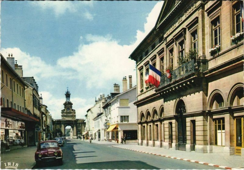 CPM PONTARLIER La Rue de la Republique et l'Arc de Triomphe (1197080)