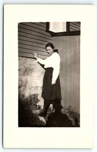 1920s YOUNG GIRL POSING BESIDE HOUSE AZO PHOTO RPPC POSTCARD P2336