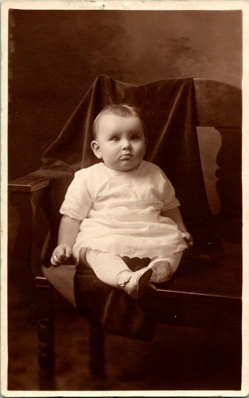 Vtg Tarjeta Postal RPPC 1924 Adorable Chubby Bebé Lenora En Silla Studio Vista