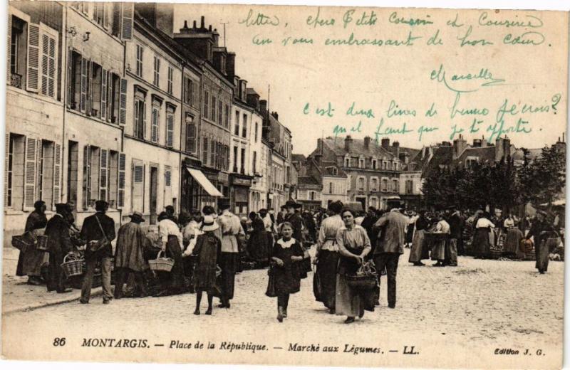 CPA MONTARGIS-Place de la Republique-MARChe aux Legumes (264365)