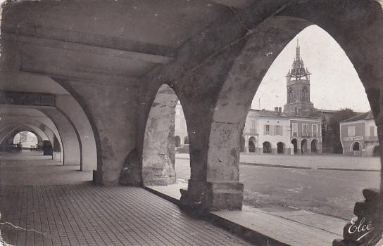 France Sauveterre-de-Guyenne Arcades et Place de l'Hotel-de-Ville