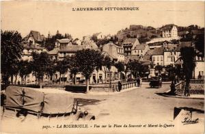 CPA La BOURBOULE Vue sur la Place du Souvenir et Murat le Quaire (720697)