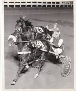 YONKERS RACEWAY, Horse Race, Mandate, 1975