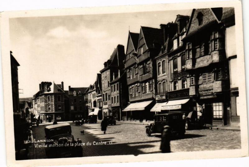 CPA LANNION - Vieille maison de la place du Centre (243686)