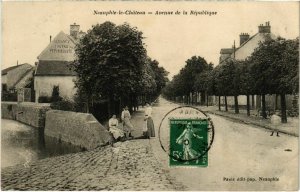 CPA NEAUPHLE-le-Chateau - Avenue de la Republique (102557)