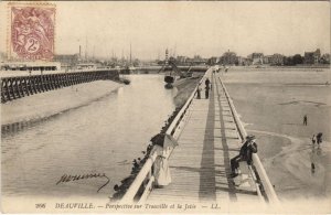 CPA DEAUVILLE Perspective sur Trouville et la Jetee (1228447)