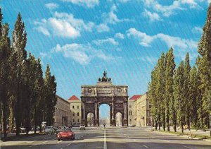 Germany Muenchen Leopoldstrasse und Siegestor