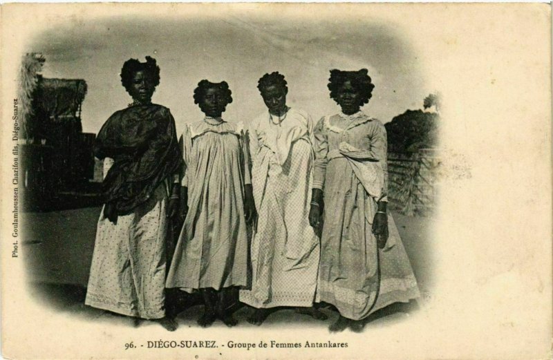 CPA AK DIEGO-SUAREZ Groupe de femmes Antankares MADAGASCAR (709647)