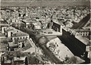 CPM CARPENTRAS Vue Generale - L'Hopital et Place du Theatre (1087281)