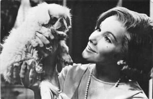 B27194 Susan Hampshire et chien dog movie star