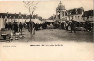 CPA AK CHATEAUDUN-La Place le jour du Marché (177641)