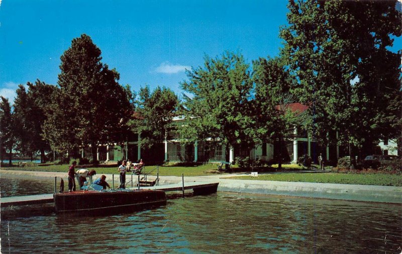 Syracuse, IN Indiana OAKWOOD HOTEL Lake Wawasee~Dock~Boat ROADSIDE 1952 Postcard 