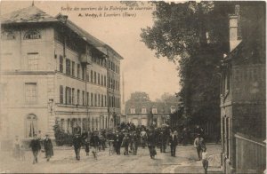 CPA Sortie des ouvriers de la Fabrique de courroies - A.Vedy a LOUVIERS (43411)