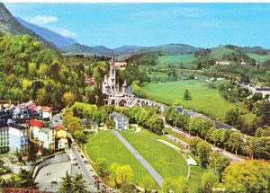 France Postcard - Lourdes - The Esplanade and The Basilica   SM167