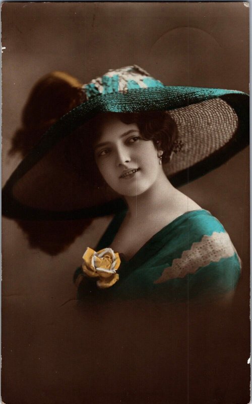Beautiful Glamour Lady With Hat Vintage RPPC 09.63 